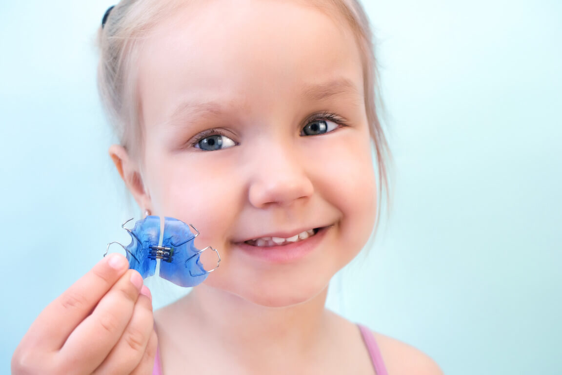 Как устроены пластинки для зубов детям